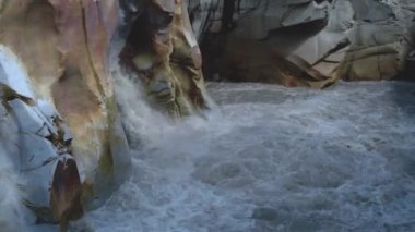 Surya Kund suyu Himalaya Hindistan 'daki Gangotri tapınağına düştü.. 