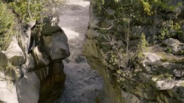 Surya Kund suyu Himalaya Hindistan 'daki Gangotri tapınağına düştü.. 