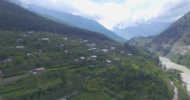 Hindistan 'ın Himalaya bölgesinde yüksek irtifada bir köy.. 