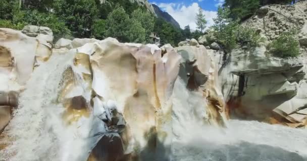 Surya Kund caída de agua templo Gangotri en Himalaya India. — Vídeos de Stock
