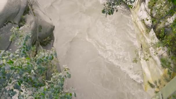 Surya Kund cascata d'acqua tempio Gangotri in Himalaya India. — Video Stock