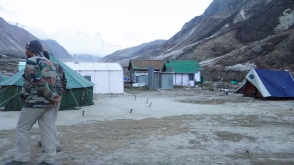 Gangotri Buzulu ana güzergahı Bhojwasa Hindistan.. — Stok video