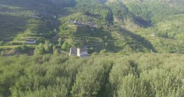 Himalaya köyünün Hindistan 'daki yüksek irtifa manzarası.. 