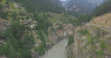 Himalaya Hindistan 'daki Ganj Nehri Vadisi manzarası. 