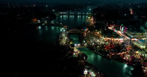 Letecký pohled na Haridwar spolu s řekou Ganges Indie. — Stock video