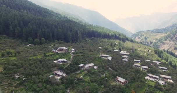 Hindistan 'ın Himalaya bölgesinde yüksek irtifada bir köy.. — Stok video