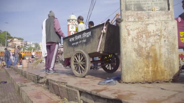 Καθαρισμός Ganga Ghats Har Ki Pauri Haridwar Ινδία. — Αρχείο Βίντεο