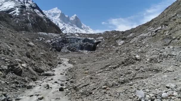 Ganj Nehri 'nin kökeni Gaumukh Gangotri buzulu Hindistan.. — Stok video