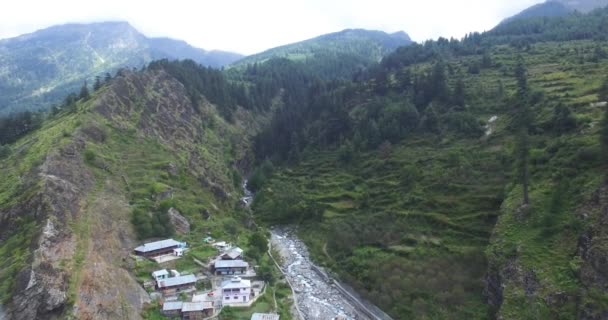 Vesnice na úpatí kopce Himalája Indie. — Stock video