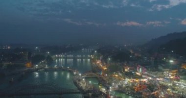 Ganj nehri ile birlikte hava manzaralı Har ki Pauri Haridwar. 
