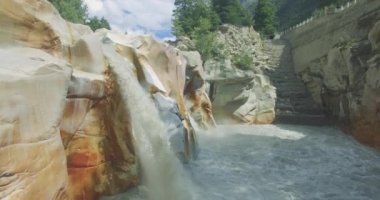 Surya Kund suyu Himalaya Hindistan 'daki Gangotri tapınağına düştü.. 