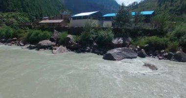 Uttarakhand Hindistan 'daki Ganj nehrinin yanındaki ev.. 