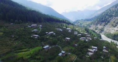 Hindistan 'ın Himalaya bölgesinde yüksek irtifada bir köy.. 