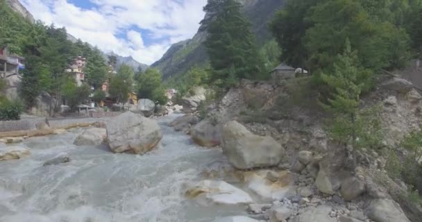 Surya Kund suyu Himalaya Hindistan 'daki Gangotri tapınağına düştü.. — Stok video