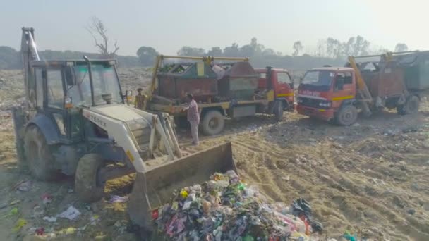 Limpeza de lixo em Haridwar Índia. — Vídeo de Stock