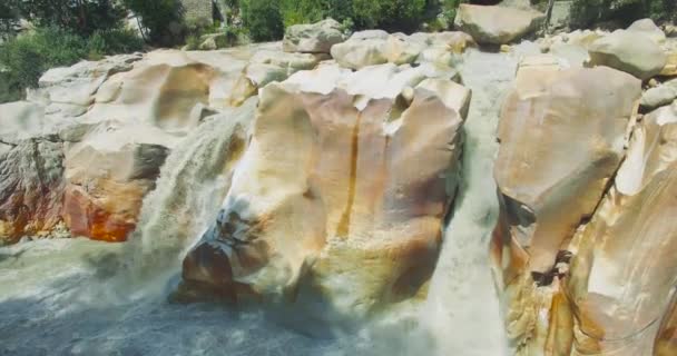 Surya Kund waterval Gangotri tempel in Himalaya India. — Stockvideo