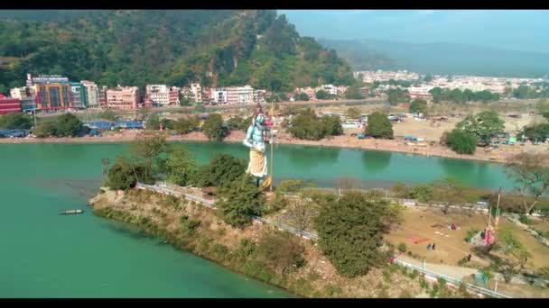 Flygfoto över statyn Lord Shiva i Haridwar India. — Stockvideo