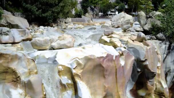 Surya Kund waterval Gangotri tempel in Himalaya India. — Stockvideo