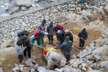 Kedarnath için çalışan işçilerin yeniden inşası felaketten sonra. 