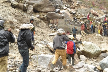 Kedarnath için çalışan işçilerin yeniden inşası felaketten sonra. 