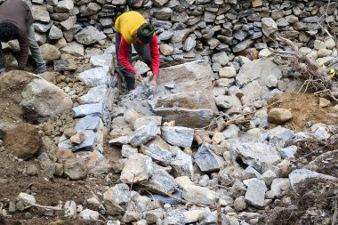Kedarnath için çalışan işçilerin yeniden inşası felaketten sonra. 