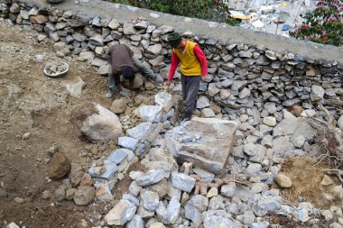 Kedarnath için çalışan işçilerin yeniden inşası felaketten sonra. 