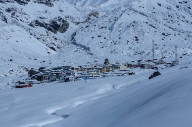 Kedarnath tapınağı Himalaya 'da karla kaplı..