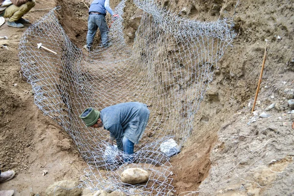 Kedarnath için çalışan işçilerin yeniden inşası felaketten sonra. 