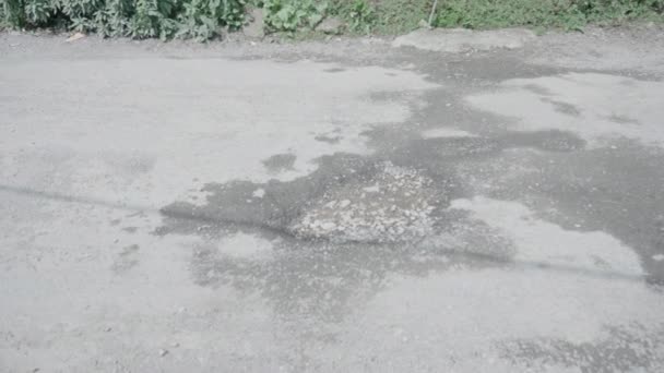 Gruben auf der Straße von Indien, Indien Straßenzustand, Schlimmster — Stockvideo