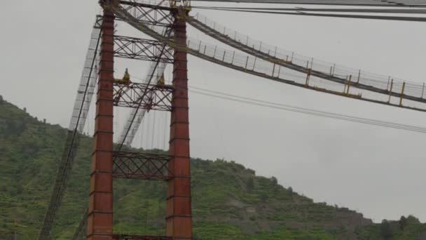 Roboty budowlane w zakresie budowy mostów w górnych Himalajach — Wideo stockowe