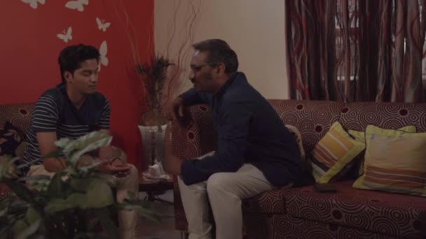 Pai e filho indiano conversando um com o outro, sentindo-se felizes. — Vídeo de Stock