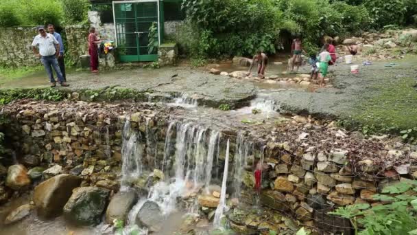 Waterbehoud in het Himalaya-gebied van India — Stockvideo