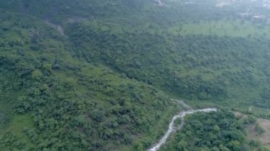 Himalayaların Güzel Tepeleri Arasında Su Sıraları
