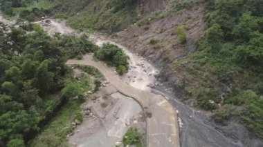 Manzaralı Su Vücutlu Güzel Tepeler Kümesi