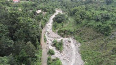 Manzaralı Su Vücutlu Güzel Tepeler Kümesi