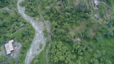 Himalayaların Güzel Tepeleri Arasında Su Sıraları