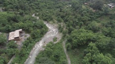 Manzaralı Su Vücutlu Güzel Tepeler Kümesi