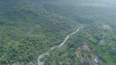 Himalayaların Güzel Tepeleri Arasında Su Sıraları