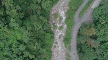 Uttarakhand Hindistan 'ın Tepelerinin Altındaki Suyun Güzelliği