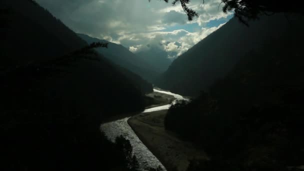 Avondzicht op rivier de Ganges vallei Himalaya India. — Stockvideo