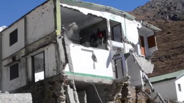 Kedarnath faciası enkazda cesetleri arıyor 
