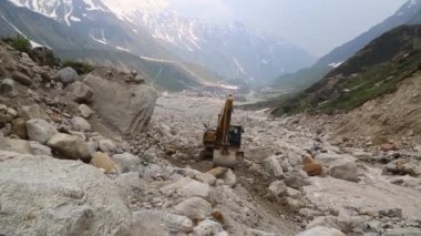 Felaketten sonra Kedarnath tapınağının yeniden inşası. 