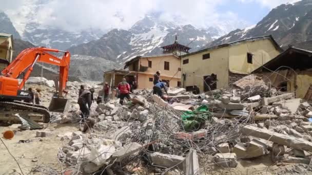 Kedarnath ramp zoeken van lichamen in puin — Stockvideo