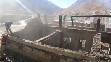 Kedarnath faciası enkazda cesetleri arıyor 