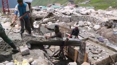 Felaketten sonra Kedarnath tapınağının yeniden inşası. 