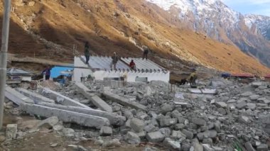 Kedarnath faciası enkazda cesetleri arıyor 