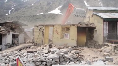 Kedarnath faciası enkazda cesetleri arıyor 