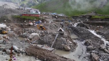 Felaketten sonra Kedarnath tapınağının yeniden inşası. 