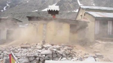 Kedarnath faciası enkazda cesetleri arıyor 