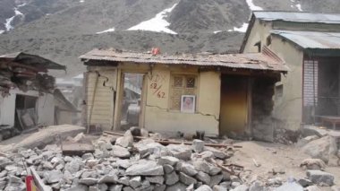 Kedarnath faciası enkazda cesetleri arıyor 